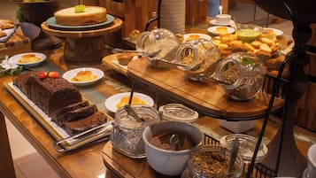 Café da manhã com buffet grátis todos os dias