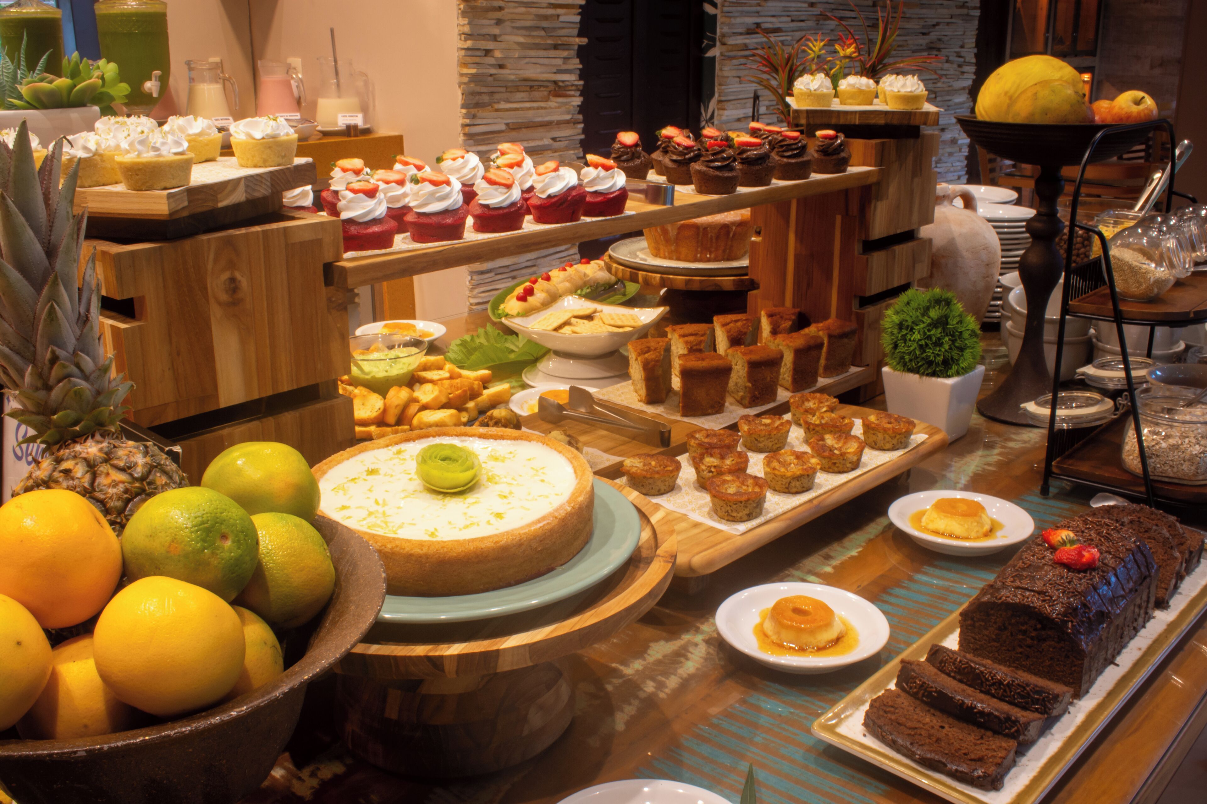 Un buffet proposant une variété de desserts et de fruits.