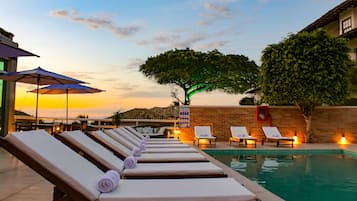 Piscine extérieure, parasols de plage, chaises longues