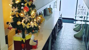 Fridge, stovetop, coffee/tea maker