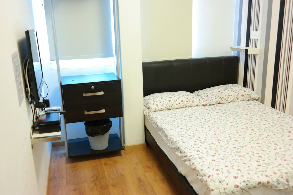 Standard Room, 1 Queen Bed | Iron/ironing board (on request), WiFi (free)