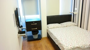 Standard Room, 1 Queen Bed | Iron/ironing board, free WiFi