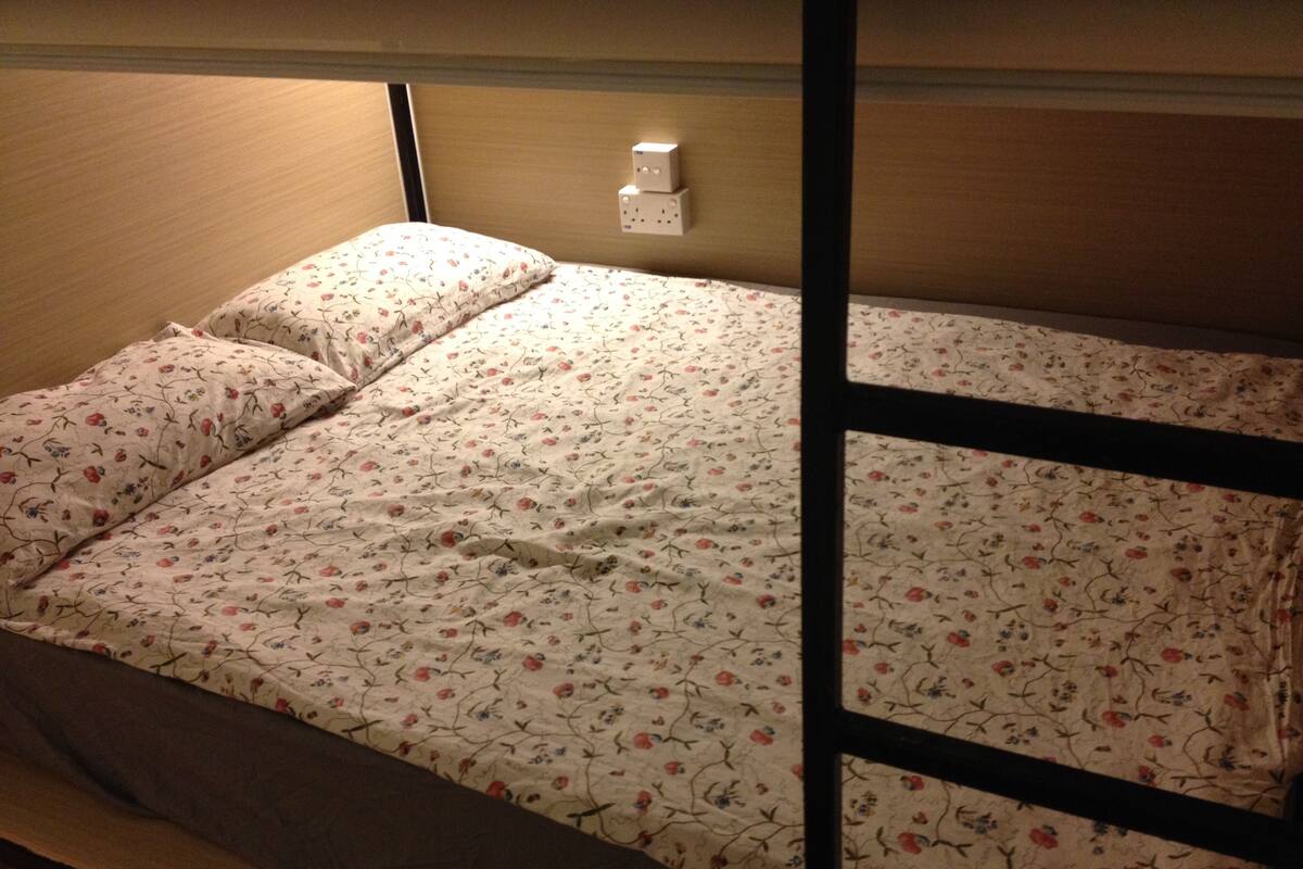 Superior Queen Sized Bed in Mixed Room with Shared Bathroom | Iron/ironing board (on request), WiFi (free)