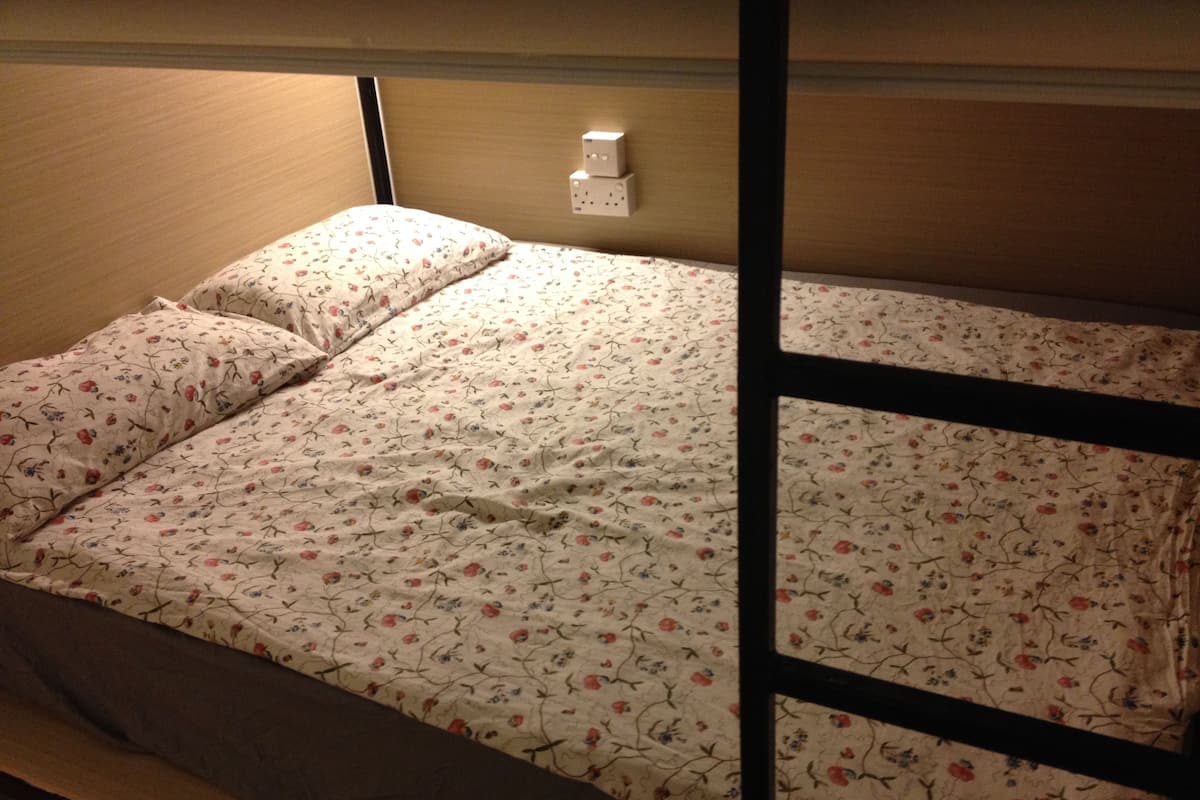 Kamar Superior, 1 Tempat Tidur Queen, kamar mandi umum (Superior Queen Size Bed in Mixed Room) | Setrika/meja setrika dan Wi-Fi gratis
