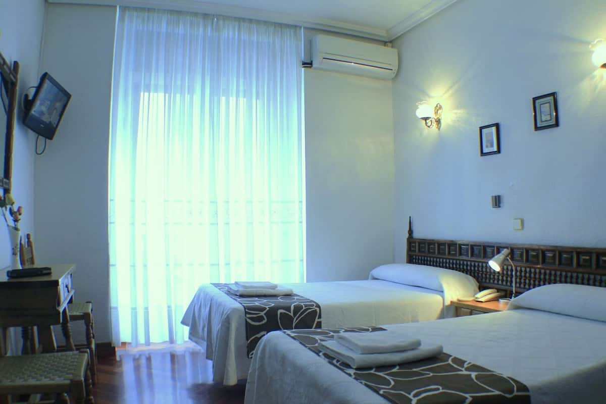 Basic Twin Room, Ensuite, City View
