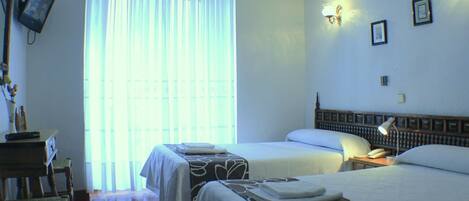 Camera Basic con letto matrimoniale o 2 letti singoli, bagno in camera, vista città | 1 camera