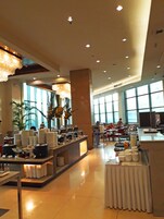 Daily cooked-to-order breakfast (PHP 688 per person)