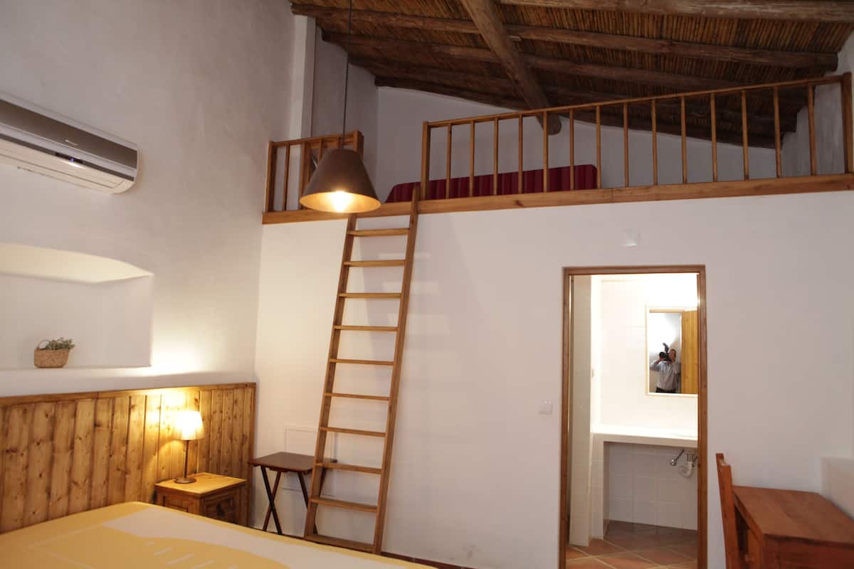 Suite | Bureau, lit de bĂ©bĂ© (gratuit), lit dâappoint (supplĂ©ment)