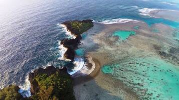 Privat strand, strandbuss, strandhåndklær og snorkling