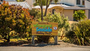 Ein Schild, das Besucher im Whanganui Seaside Holiday Park willkommen heißt.
