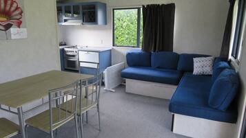 Familienhaus, 2 Schlafzimmer | Wohnbereich | Fernseher