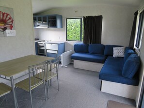 Casa família, 2 quartos | Área de estar | TV