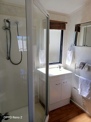 Casa familiar, 2 habitaciones | Ducha del cuarto de baño
