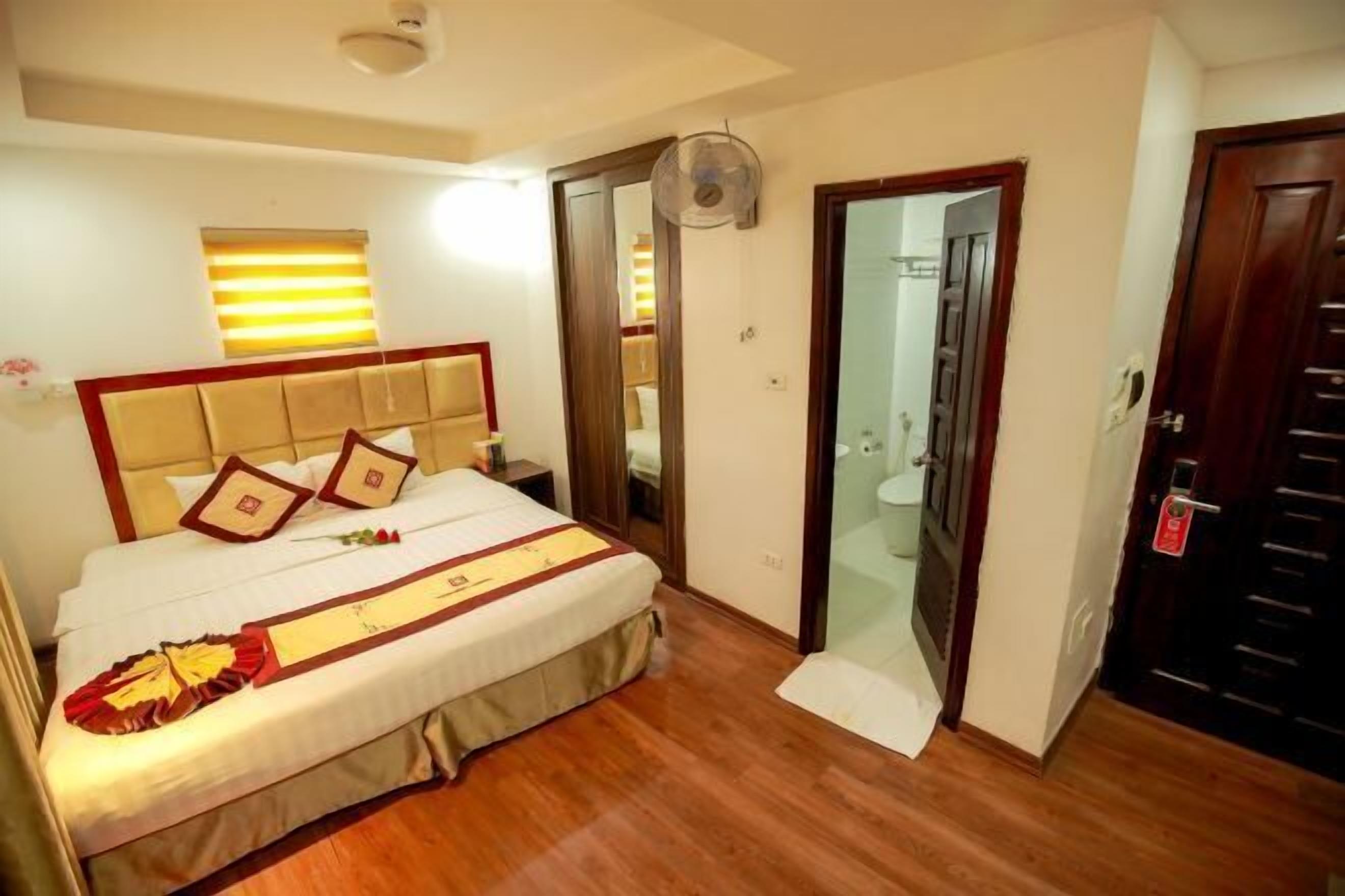 1 kamar tidur, selimut bulu angsa, minibar, dan brankas