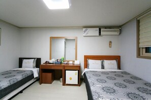 Desk, laptop workspace, iron/ironing board, free WiFi - Amiga Inn Seoul (Seoul)