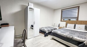 Desk, laptop workspace, iron/ironing board, free WiFi - Amiga Inn Seoul (Seoul)