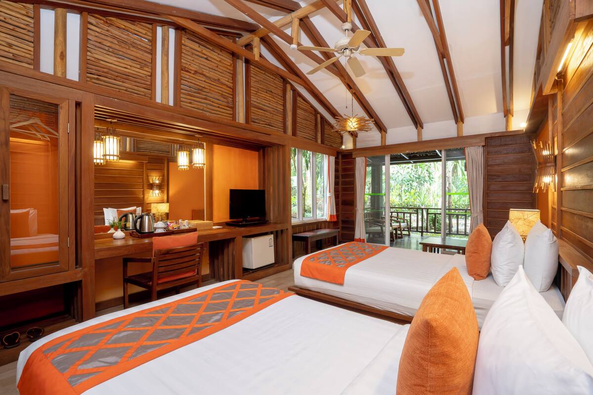 ห้องดีลักซ์ | เครื่องนอนระดับพรีเมียม, ตู้นิรภัยในห้องพัก, โต๊ะทำงาน, ผ้าม่านกันแสง