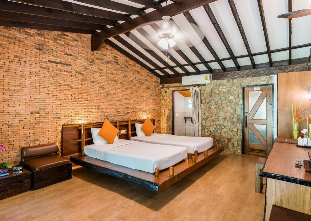 Ropa de cama de alta calidad y caja de seguridad en la habitación 