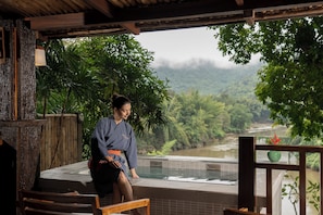 River View Onsen Villa | Ylelliset vuodevaatteet, tallelokero huoneessa, työpöytä, pimennysverhot