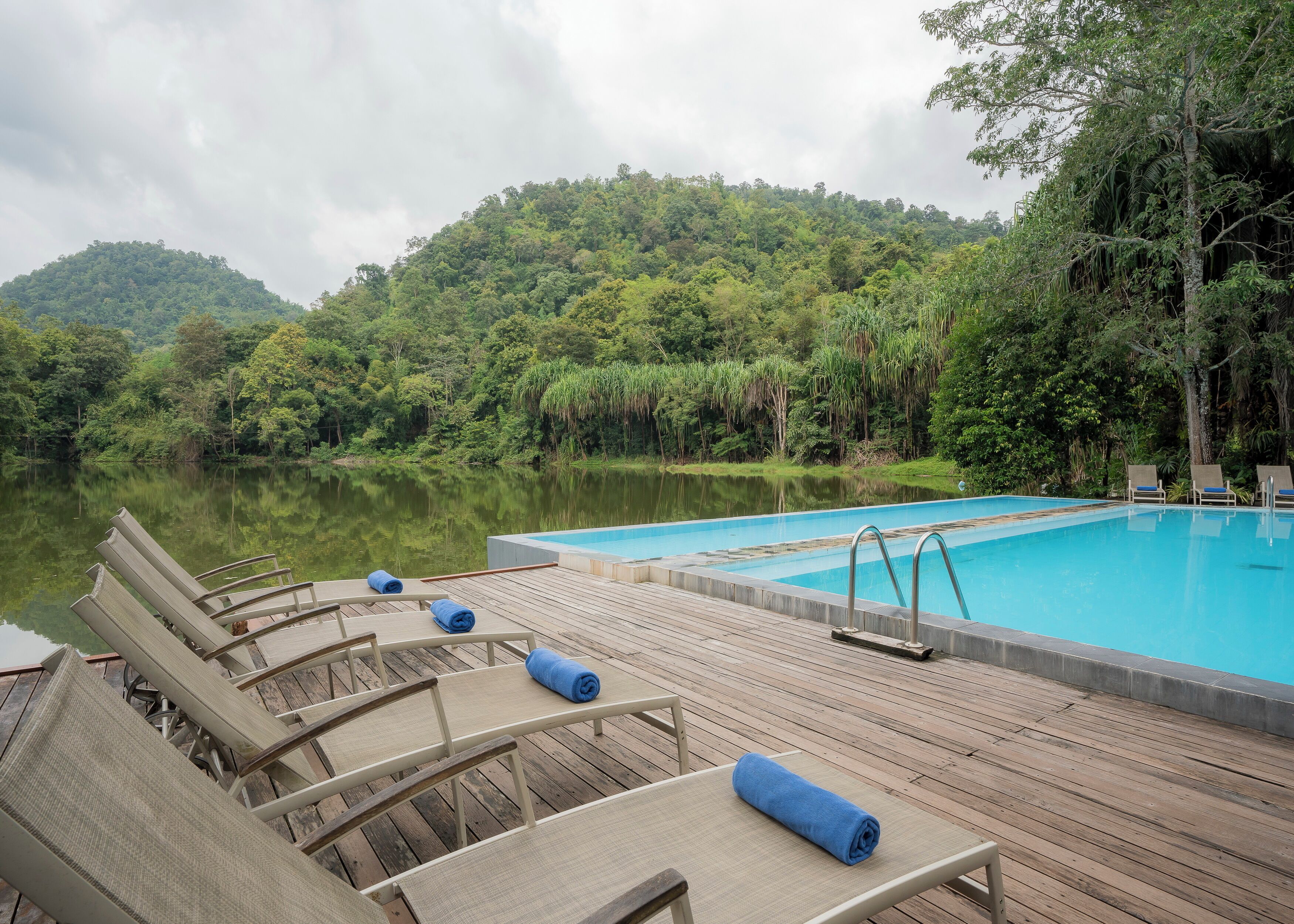 Piscine extérieure, parasols de plage, chaises longues