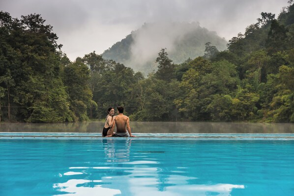 Piscina externa, funciona das 10h às 19h30, guarda-sóis