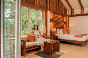 River View Deluxe | Seprai premium, brankas, meja kerja, dan tirai kedap cahaya