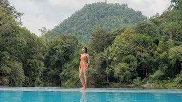 Außenpool, geöffnet von 10:00 Uhr bis 19:30 Uhr, Sonnenschirme