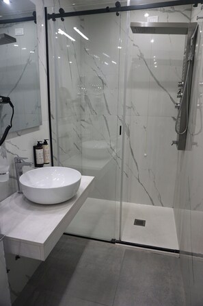 Familien-Suite, 2 Schlafzimmer | Badezimmer