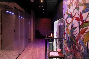 Couples treatment rooms, sauna, hot tub, steam room