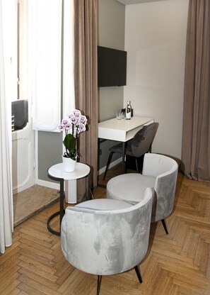 Deluxe Room | Premium bedding, down duvets, minibar, in-room safe - Hotel Caravita (Rome)