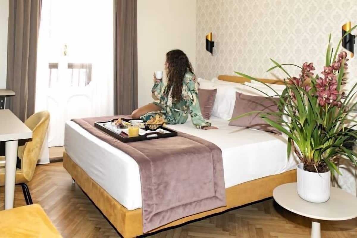 Sengetøy av topp kvalitet, dundyner, minibar og safe på rommet