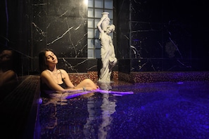 Couples treatment room(s), sauna, hot tub, steam room - Hotel Caravita (Rome)