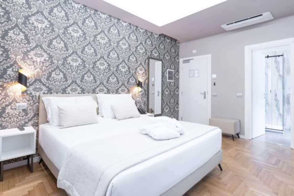1 bedroom, premium bedding, down duvets, minibar