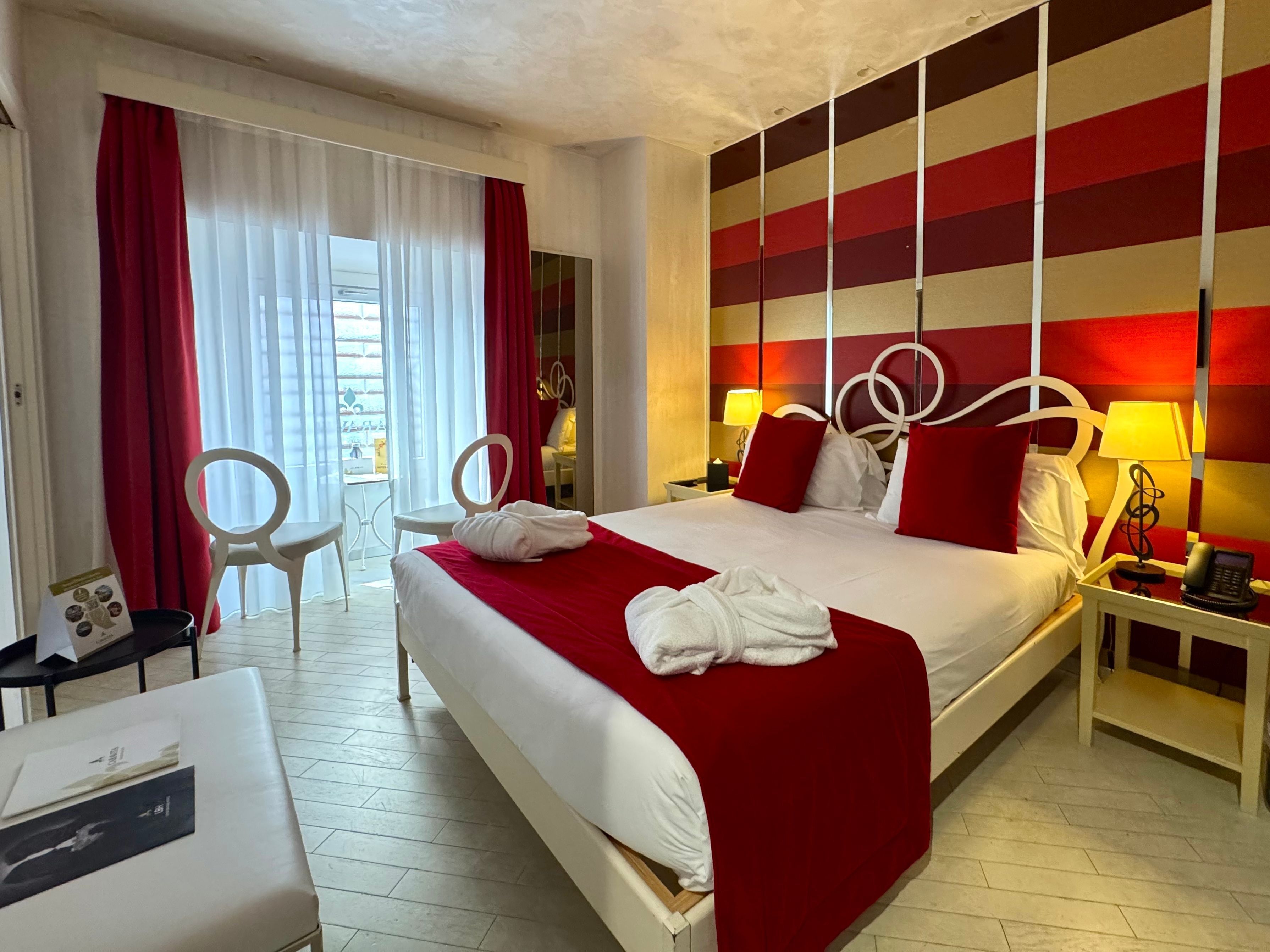 Ropa de cama de alta calidad, cubrecamas y minibar 