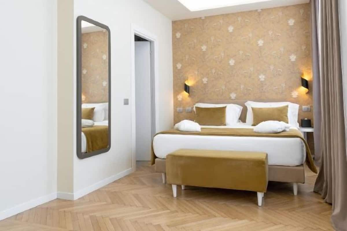 Premium-sengetøj, dundyner, minibar, pengeskab på værelset