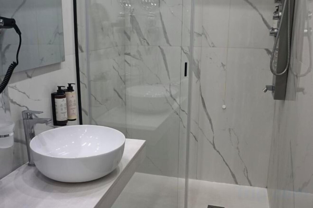 Baño | Regadera tipo lluvia y amenidades de baño de diseñador 