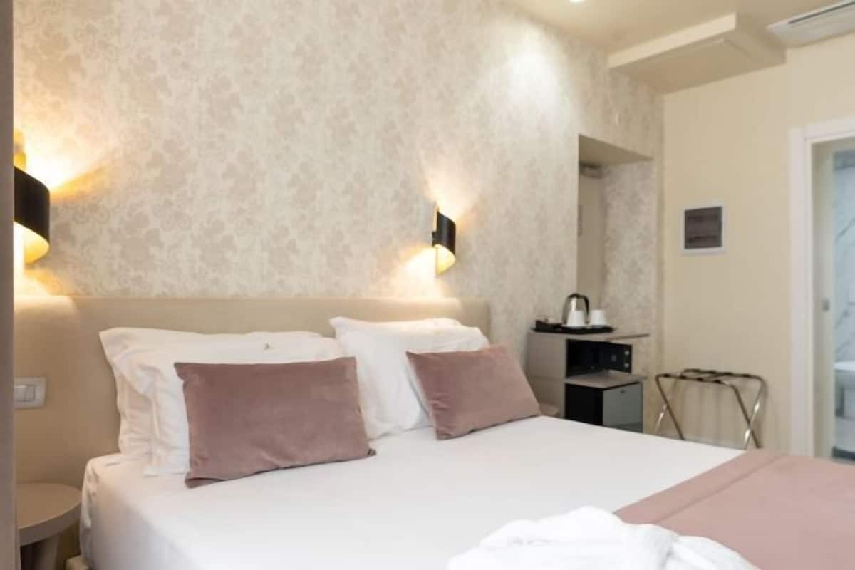 1 bedroom, premium bedding, down duvets, minibar