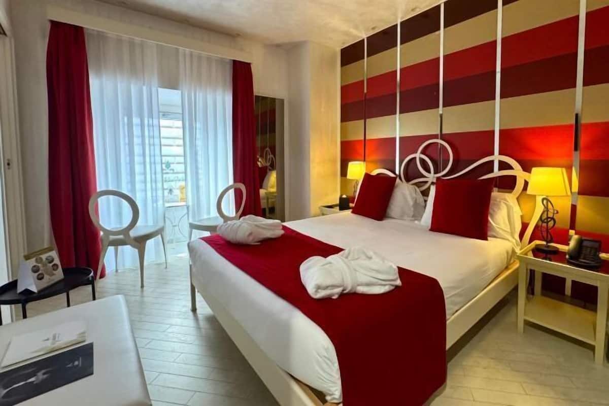 1 bedroom, premium bedding, down duvets, minibar