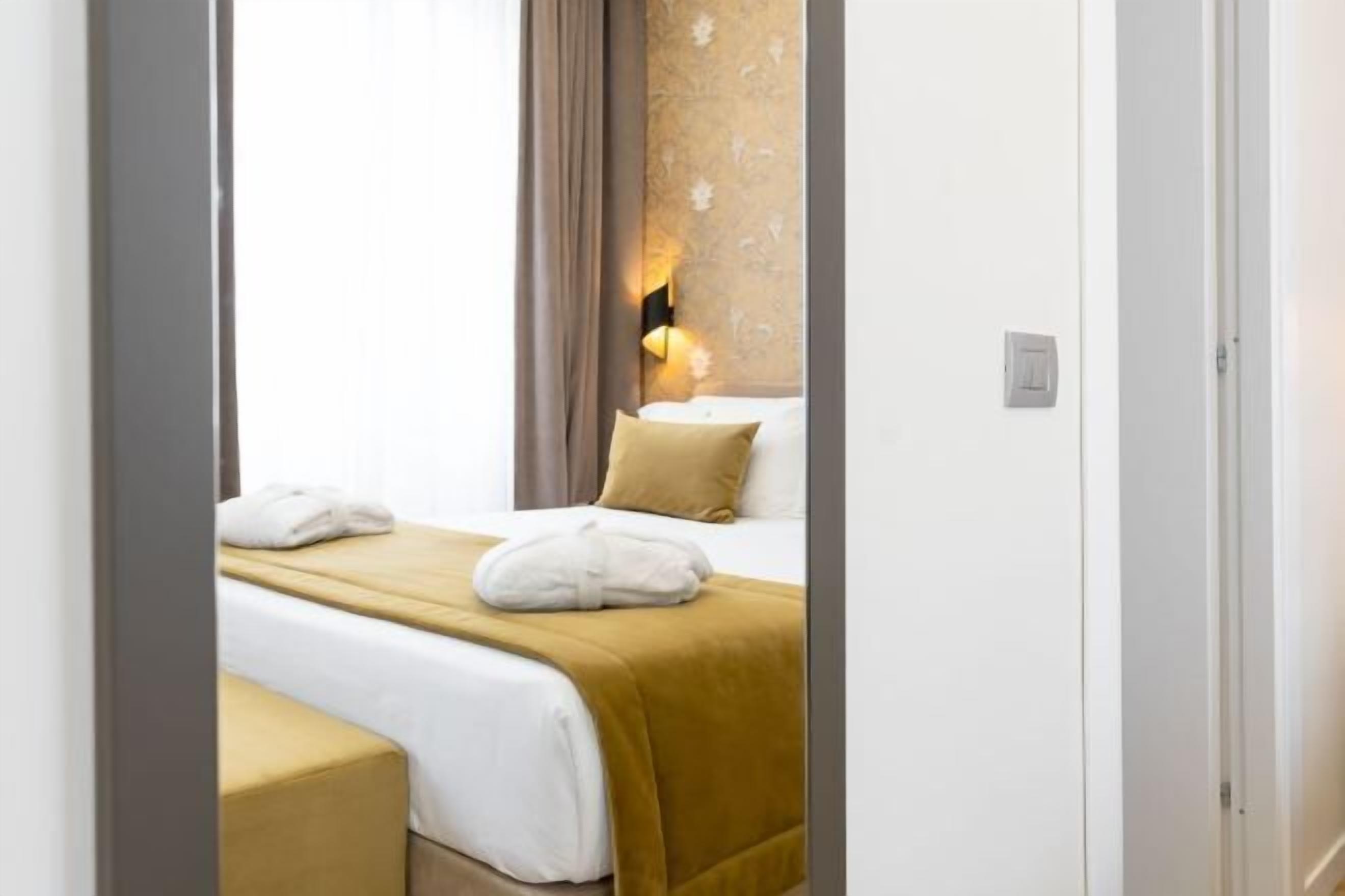 Premium bedding, down comforters, minibar, in-room safe