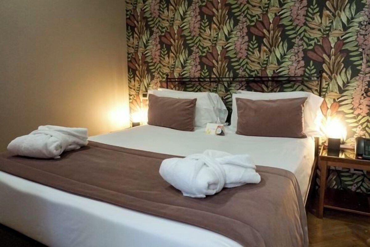 Premium bedding, down comforters, minibar, in-room safe