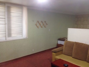 Habitació amb dos llits individuals superior | Sala d'estar | Televisor i pel·lícules de pagament