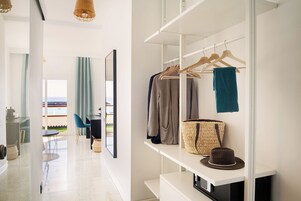 1 habitación, caja de seguridad en la habitación y escritorio 