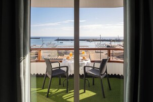 1 bilik tidur, peti besi dalam bilik, meja, langsir/tirai gelap terus 