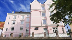 A pink building with a sign reading "Frogher House." - Frogner House - Oscars gate (Oslo)