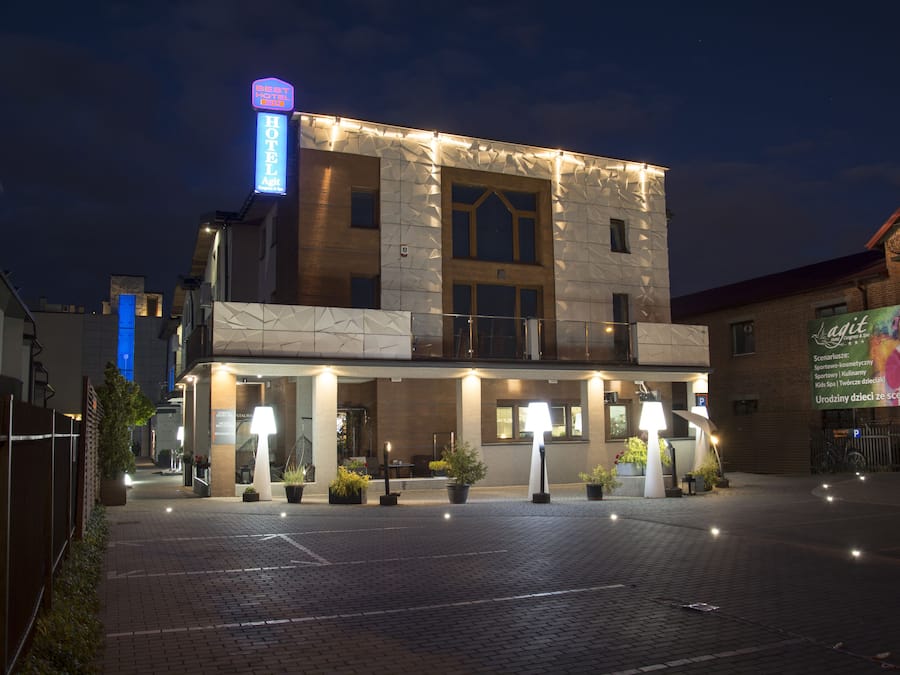 Fachada de la propiedad por la tarde o noche