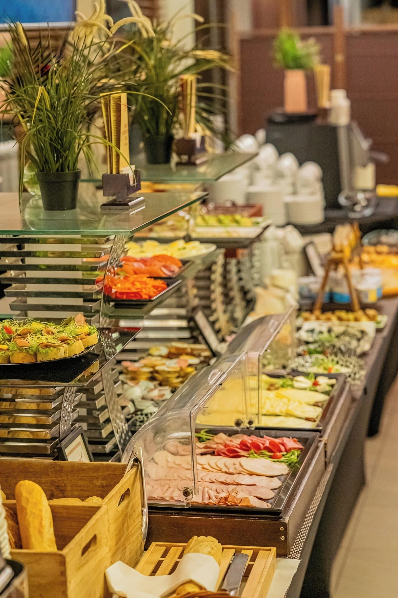 Daily buffet breakfast (PLN 40 per person)