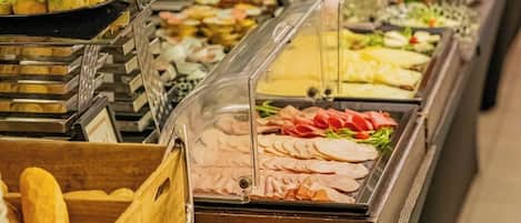 Daily buffet breakfast (PLN 40 per person)