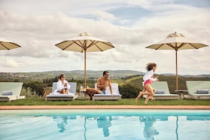 Seasonal outdoor pool, pool umbrellas, sun loungers - Castello Del Nero - Podere San Filippo (Barberino Tavarnelle)