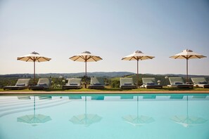 Sesongbasert utendørsbasseng, bassengparasoller og solsenger