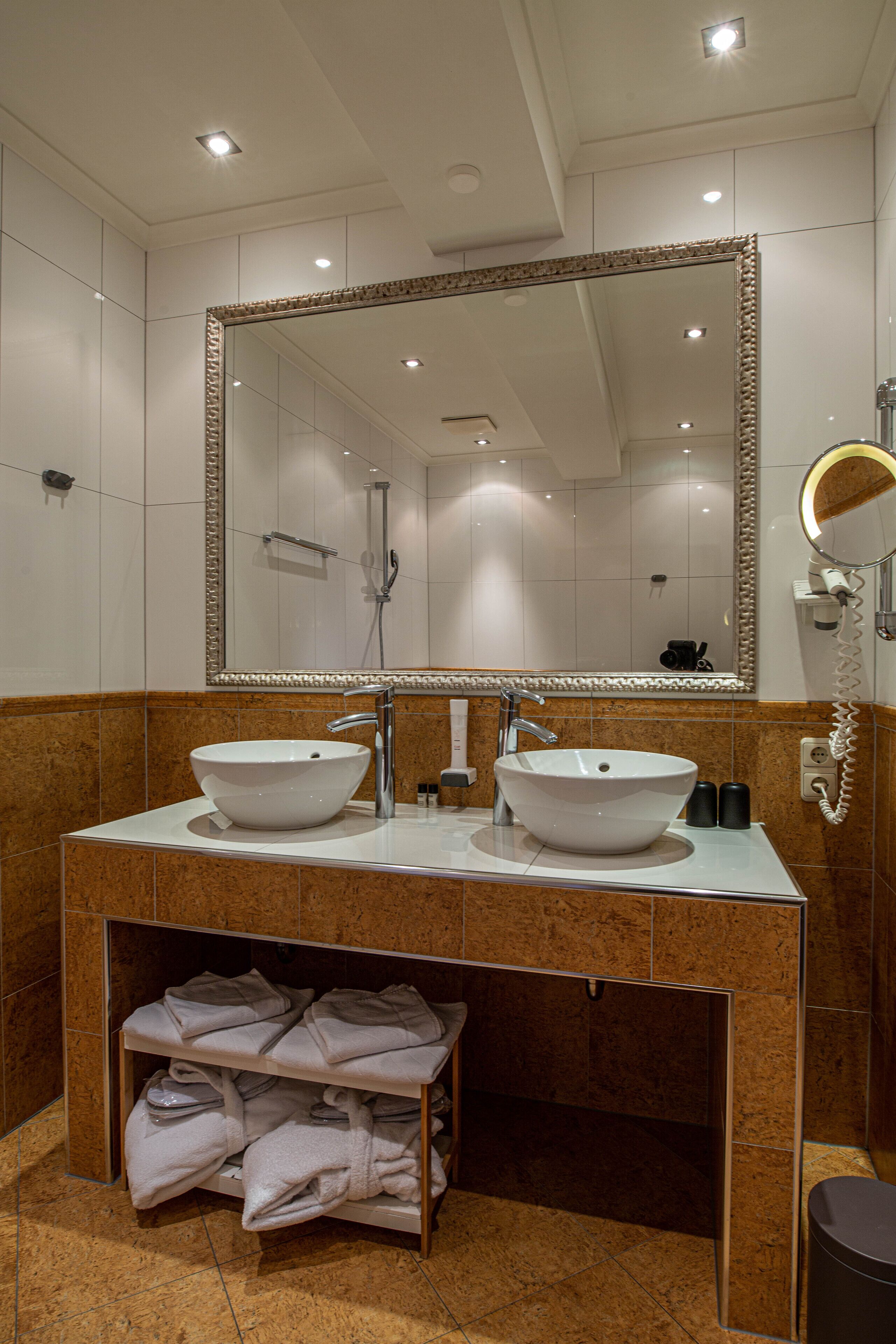 deluxe doppelzimmer mit whirlpool-badewanne | bathroom | hair dryer, bathrobes, slippers, towels